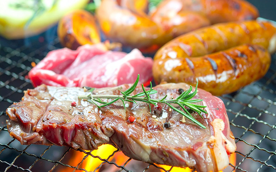 お肉やウインナーソーセージ、野菜など新鮮な食材を用意